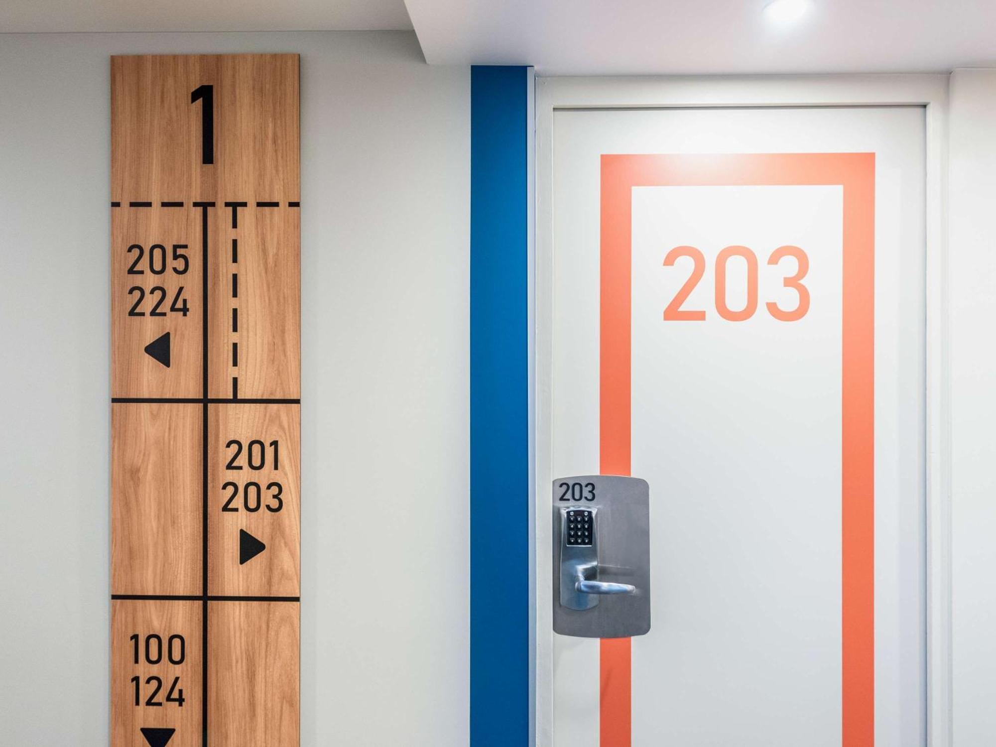 Ibis Budget Villefranche Limas Luaran gambar